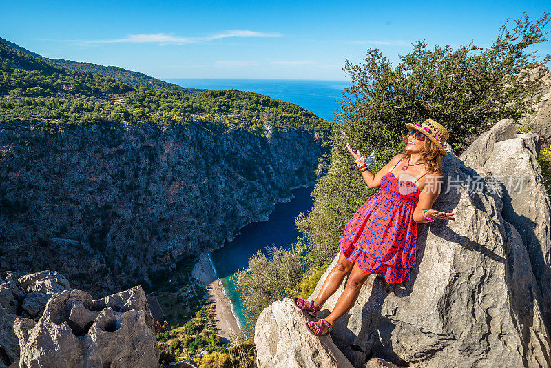 女人在顶端。来自Oludeniz的蝴蝶谷。Fethiye Mugla,土耳其。